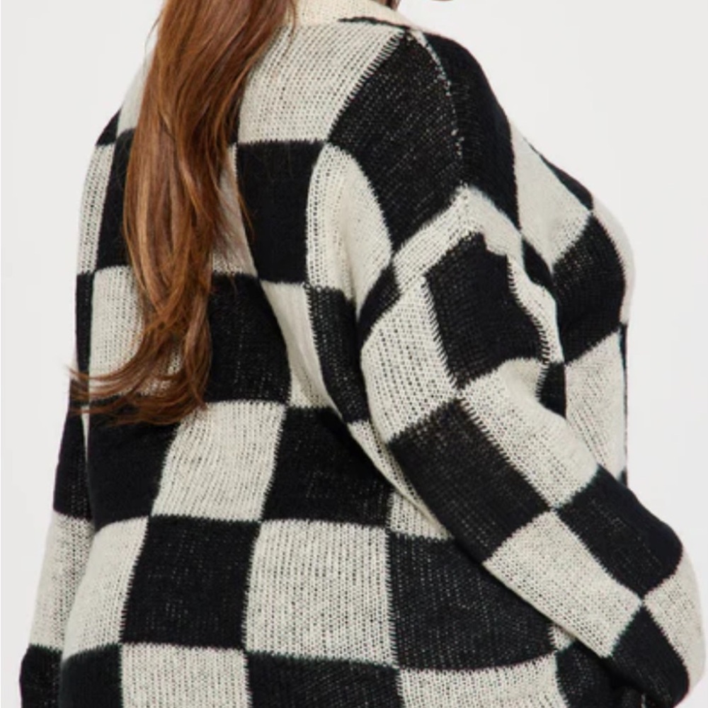 ⭐️Fashion Nova Black and White Checkered Sweater M - Picture 3 of 3